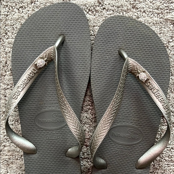 Havaianas size 9 Charcoal Flip Flops with Sparkle Turtle Detail - Picture 1 of 5